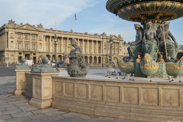コンコルド広場の噴水と、オテル・ド・ラ・マリーヌのファサード